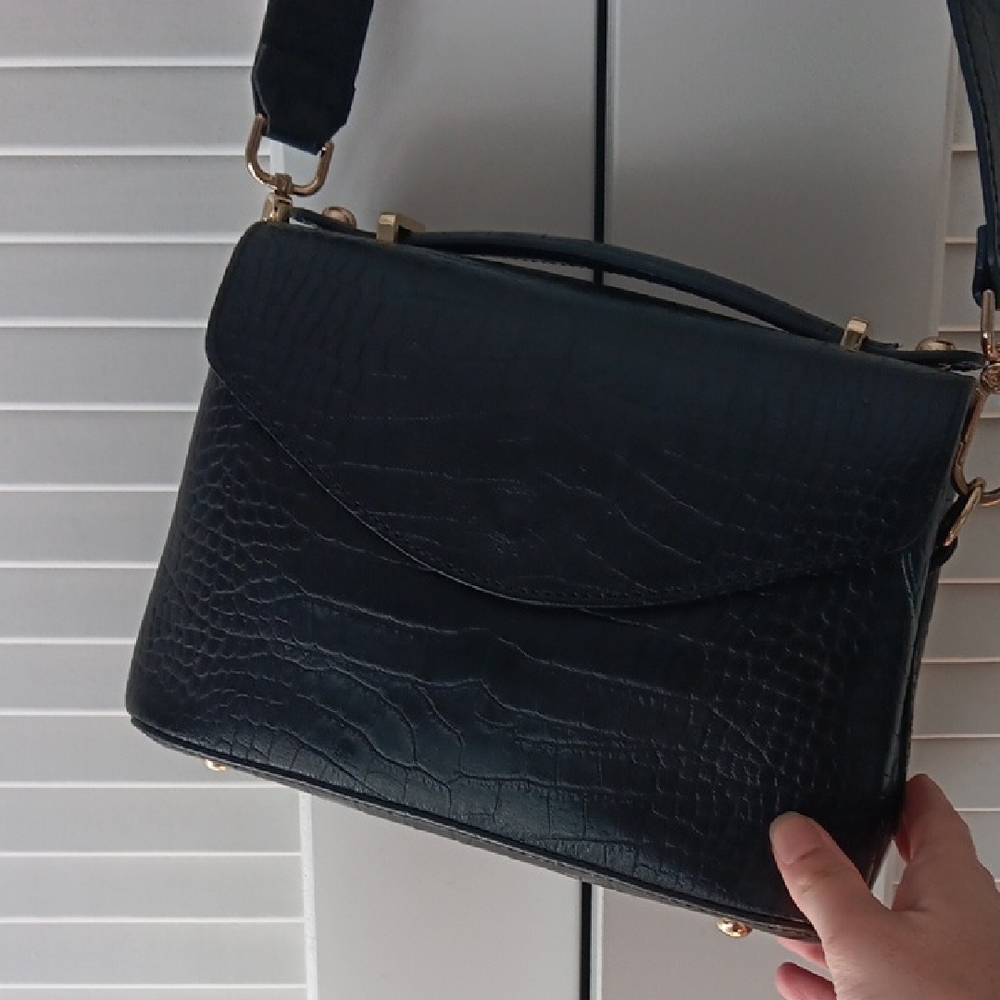 Elegant Black Crocodile-Embossed Women's Bag